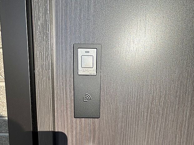 【スマートキー】 
【スマートキー】
たくさんお買い物をした時や、お子様を抱っこしながらでも簡単に開けられるのが便利。急いでいる時でも鍵を取り出さずに済みます。