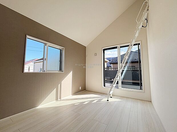 【洋室】ロフトのあるお部屋は天井が高く、開放感がございます。お子さまのお部屋にも良いですね♪ロフトにはかさばる荷物をたっぷり収納でき、広がりを感じられる空間となっています。