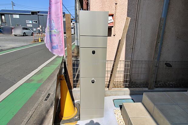 【玄関】スタイリッシュな玄関周り。宅配ボックスを完備しているので宅配便の受け取りを気にする煩わしさがありません。