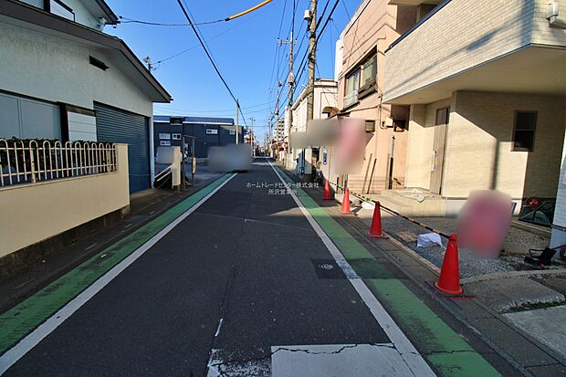 【前面道路含む現地写真】ひとたび扉を開けばそこに待っているのは上質な空間とマイホームでの新生活をイメージさせる優雅なひととき。「この家なら…」ではなく「ここに住みたい♪」と思う感動をお届けいたします。