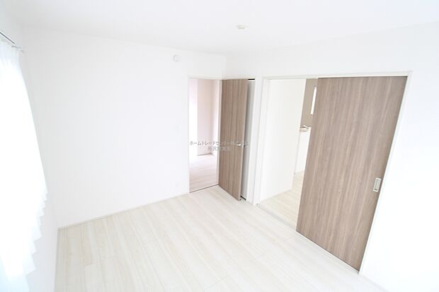 【洋室】リビング隣には日当たり良好の洋室付きです。間仕切りを開ければリビングと繋がり開放感が出ます。