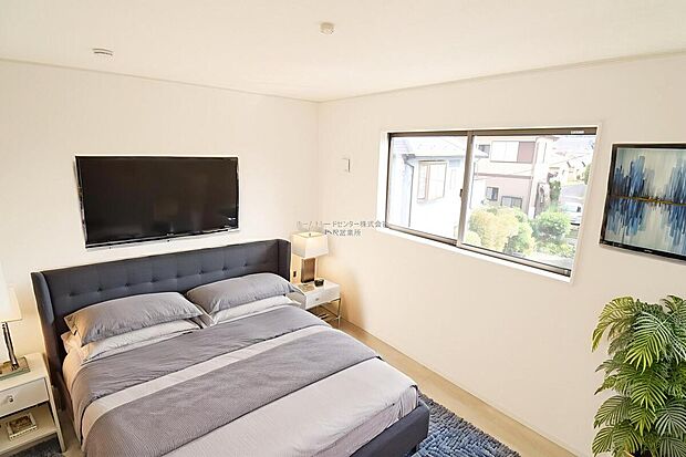 【洋室】日当りの良さは写真でも充分に伝わるかと思いますが、開放感のある周囲にめぐまれたおかげで、風通しもとても良くなっております。※家具をCGで加工しています。家具付き販売ではございません。