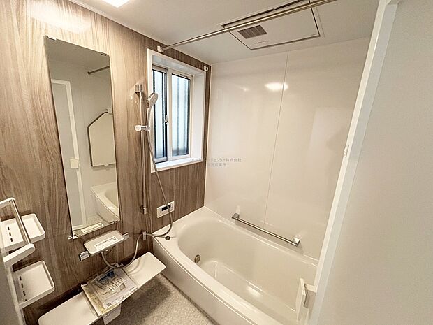【浴室】一坪タイプのユニットバスは、足をしっかりと延ばして一日の疲れを癒すことが可能です。浴室暖房乾燥機も完備しておりますので、カビの心配が無いのはもちろん、雨の日のお洗濯物はお風呂で乾かせます。