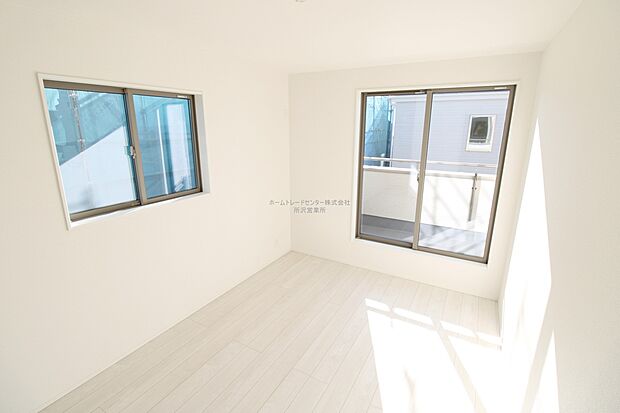 【洋室】お陽さまの光をさわやかな風をたっぷりとりこめます。室内はいつも明るい印象なので気持ちの良い朝を迎えられます。毎日の生活も明るくなりそうです。