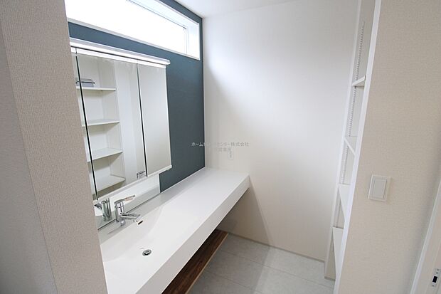 【洗面所】三面鏡ならではの収納力、温水シャワー付きの機能性、どちらも採用！汚れが落ち易い大型の洗面ボウルは手入れもしやすく日々の生活を陰ながら支えてくれる仕様となっております。