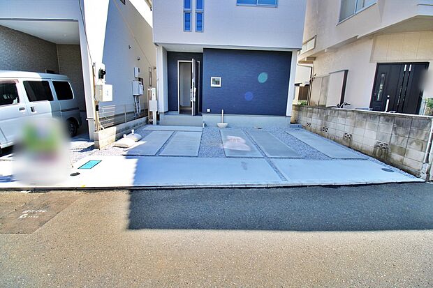 【カースペース】嬉しいコンクリート仕上げのカースペース。雨の日も足元を気にせず外出できます。ご家族の駐輪場としてもお使いいただけます。