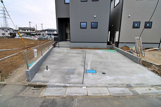 【駐車場】嬉しいコンクリート仕上げのカースペース。雨の日も足元を気にせず外出できます。ご家族の駐輪場としてもお使いいただけます。