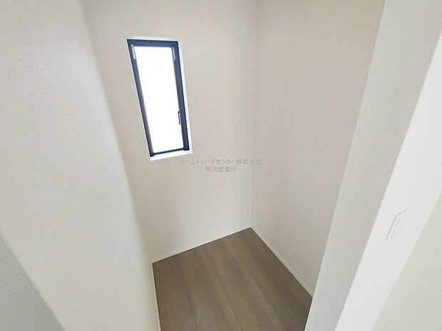 【フリールーム】小窓付きのフリールームは換気もしやすく、リモートワーク用のちょっとした書斎やお子様のスタディーコーナーにも活用していただけます。