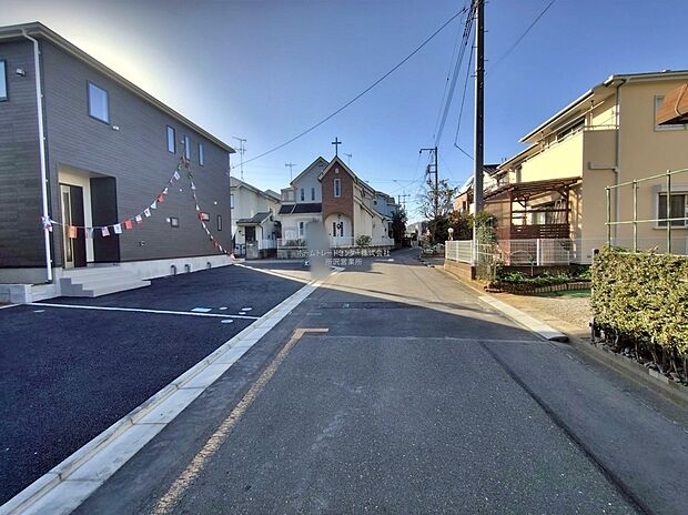 【前面道路含む現地写真】『２号棟』
ひとたび扉を開けばそこに待っているのは上質な空間とマイホームでの新生活をイメージさせる優雅なひととき。「この家なら…」ではなく「ここに住みたい♪」と思う感動をお届けいたします。