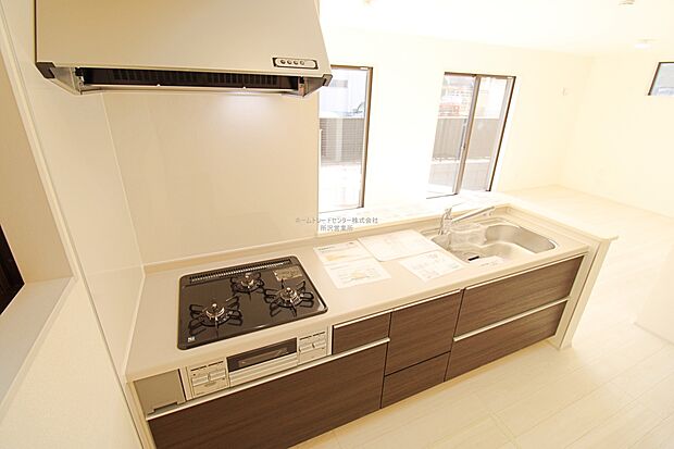 【キッチン】大容量の収納スペースは取り出しやすく、しまいやすいスライドタイプ、大きな鍋などの調理器具や、調味料も出し入れしやすいですね。