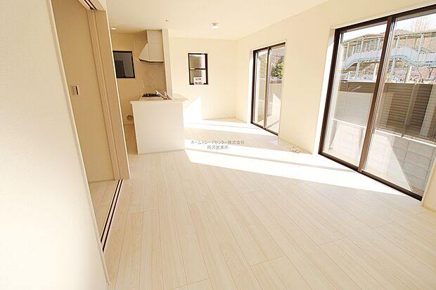 【リビング】『LDKは家族だんらんをデザイン』家族が集まり一緒の時間がすごせる工夫がされております。何気ない一日のひとコマが何者にも代えがたい宝物になることでしょう♪