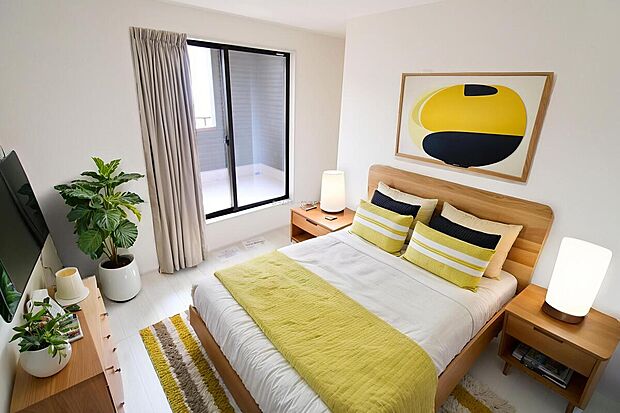 【洋室】大きなベッドを置いても余裕のある広さ！収納完備でお部屋をすっきりとお使いいただけます。お気に入りの空間でくつろぎのひと時をお過ごしください。※家具をCGで加工しています。家具付き販売ではございません。