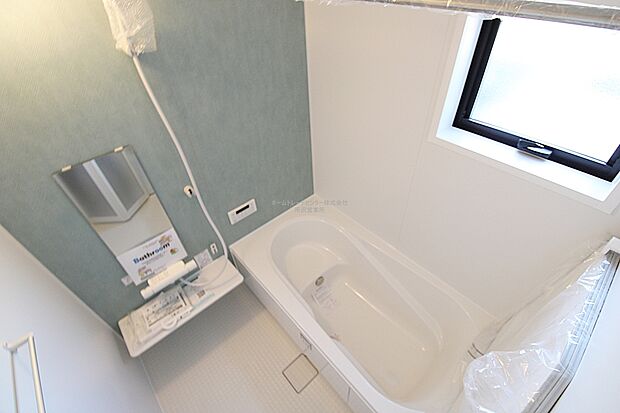 【浴室】毎日の疲れを癒す浴室は１坪タイプです。足を伸ばしてゆっくりとくつろげます。窓があるので、湿気もこもらないのも、うれしいですね♪