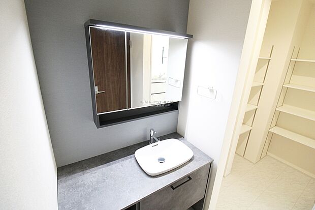 【洗面室】明るく清潔感溢れるサニタリースペース。毎日使う場所だからこそ、快適な空間となっております。