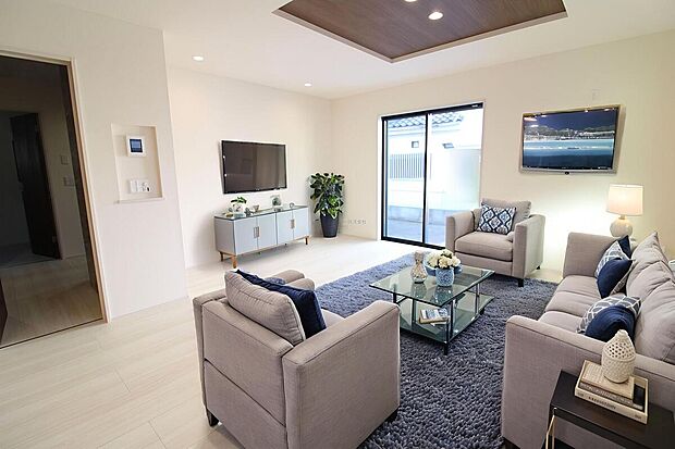 【リビング】広々とした開放感あふれるリビングです。ご家族でインテリアのレイアウトを考えるのも楽しみになりそうです。※家具をCGで加工しています。家具付き販売ではございません。