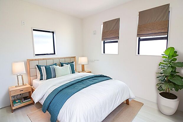 【洋室】大きなベッドを置いても余裕のある広さ！収納完備でお部屋をすっきりとお使いいただけます。お気に入りの空間でくつろぎのひと時をお過ごしください。※家具をCGで加工しています。家具付き販売ではございません。