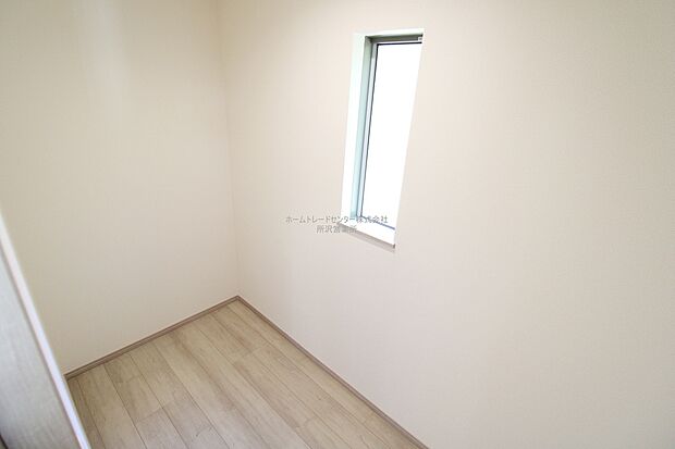 【納戸】１階に大容量の納戸を確保。ファミリークロークとして、スタディーコーナーやテレワークルームとして多用途にお使いいただけます。