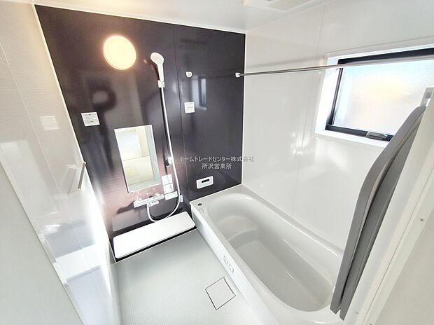 【浴室】毎日の疲れを癒す浴室は１坪タイプです。足を伸ばしてゆっくりとくつろげます。窓があるので、湿気もこもらないのも、うれしいですね♪