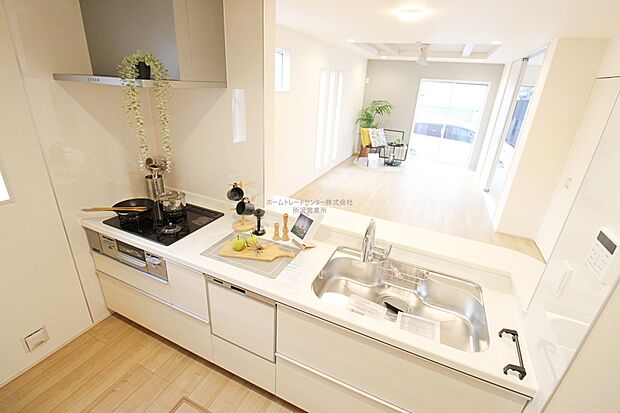 【キッチン】収納力豊富、爽やかなシステムキッチンを用意しております。さっと拭き取るだけで汚れが簡単にとれますので、キッチンスペースをいつでもすっきりとお使い頂けます。