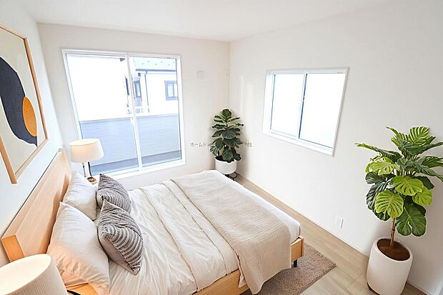 【洋室】大きなベッドを置いてもゆとりのある広さ！収納完備しておりますので、家具が少なくて済みます！お掃除もラクラクですね♪※家具をCGで加工しています。家具付き販売ではございません。