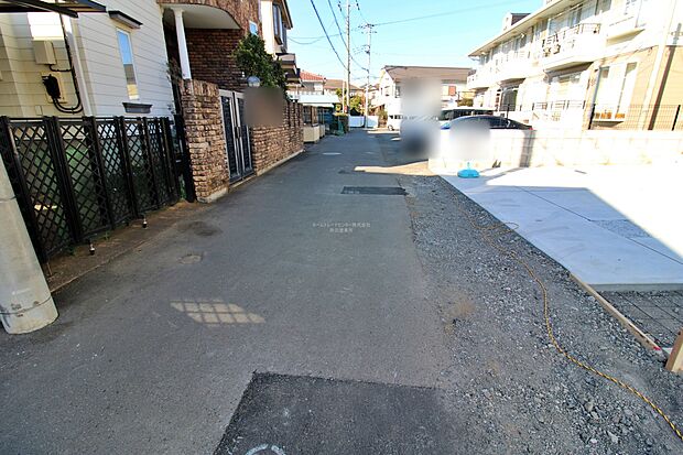 【前面道路含む現地写真】『１号棟』
お子様から「自分の部屋がほしい…」そんな成長もうれしいこの頃。お子様のさらなる成長を共に見守る新築マイホーム。