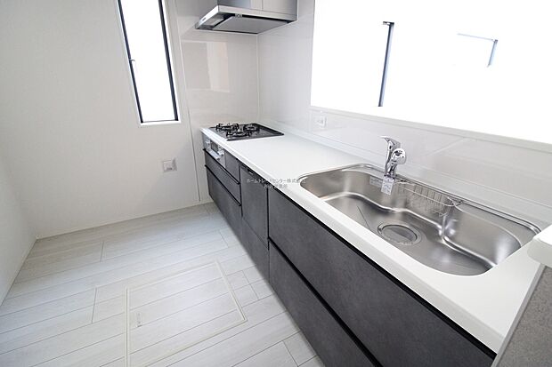 【キッチン】収納力豊富、爽やかなシステムキッチンを用意しております。さっと拭き取るだけで汚れが簡単にとれますので、キッチンスペースをいつでもすっきりとお使い頂けます。