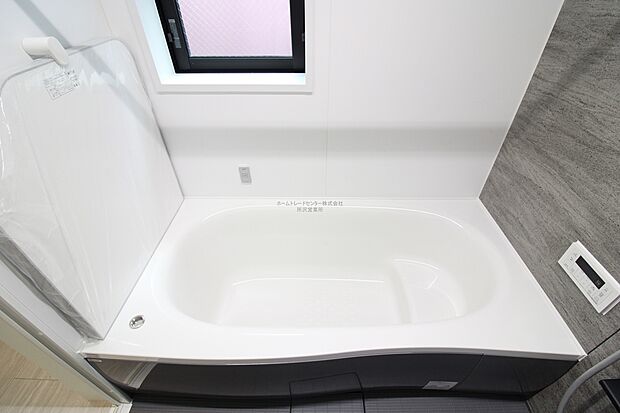 【浴室】毎日の疲れを癒す浴室は１坪タイプです。足を伸ばしてゆっくりとくつろげます。窓があるので、湿気もこもらないのも、うれしいですね♪