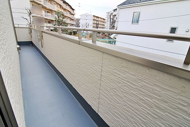 【バルコニー】バルコニーは、洗濯物や布団を干すだけでなく、暖かな陽射しや爽やかな風を存分に取り込み、お部屋に解放感をもたらします☆幅が広めのバルコニーなので家事もしやすいですね♪