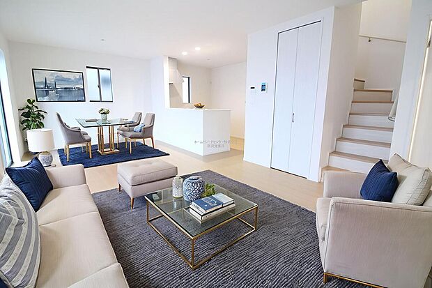 【リビング】明るく開放感のあるリビング。対面式キッチンは、いつでもご家族を感じられる空間作りの重要ポイントになりそうです。※家具をCGで加工しています。家具付き販売ではございません。