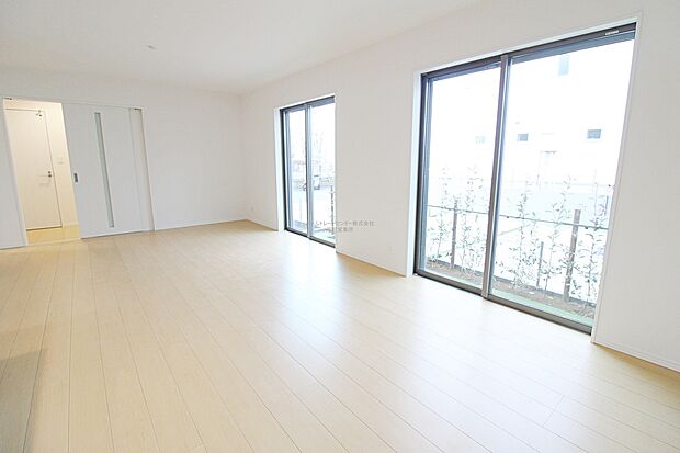 【リビング】ここにはみんなが集い、食事と楽しい会話が始まる。話に夢中になりすぎて、ついつい時を忘れ時間が過ぎてしまう。そんな束の間の幸せを感じさせてくれる場所となることでしょう。