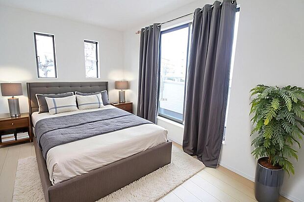 【洋室】日当りの良さは写真でも充分に伝わるかと思いますが、開放感のある周囲にめぐまれたおかげで、風通しもとても良くなっております。※家具をCGで加工しています。家具付き販売ではございません。