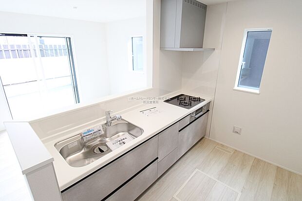 【キッチン】収納力豊富、爽やかなシステムキッチンを用意しております。さっと拭き取るだけで汚れが簡単にとれますので、キッチンスペースをいつでもすっきりとお使い頂けます。