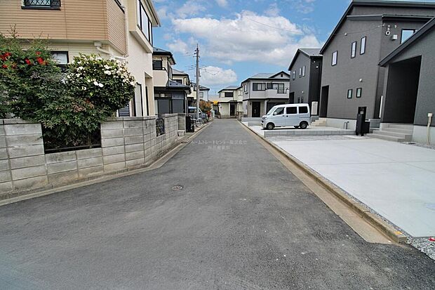 【前面道路含む現地写真】ひとたび扉を開けばそこに待っているのは上質な空間とマイホームでの新生活をイメージさせる優雅なひととき。「この家なら…」ではなく「ここに住みたい♪」と思う感動をお届けいたします。