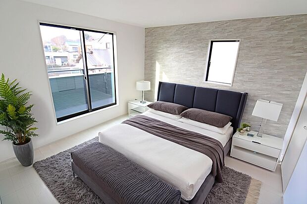 【洋室】大きなベッドを置いてもゆとりのある広さ！収納完備しておりますので、家具が少なく済みます！お掃除もラクラクですね♪※家具をCGで加工しています。家具付き販売ではございません。