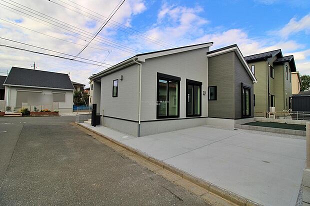 【現地外観写真】今日も、明日も、この街で、きっと家族がしあわせになる物語が描かれていくはずです。毎日の何気ない『いってきます』『ただいま』に幸せを感じられる、そんな住まいを。