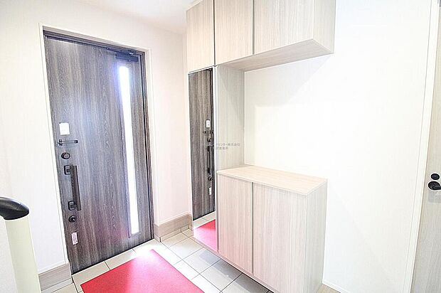 【玄関】お家に出会う人々を迎える玄関だからこそ、広々清潔感あふれる空間にしたいものです。採光・通風にも配慮された設計で毎日明るい空間をキープします♪