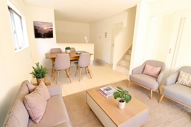 【リビング】明るく開放感のあるリビング。対面式キッチンは、いつでもご家族を感じられる空間作りの重要ポイントになりそうです。※家具をCGで加工しています。家具付き販売ではございません。