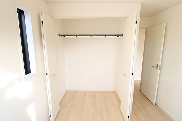 【洋室】充分な広さの収納を備え、普段使いの洋服も選ぶのが楽しくなりそう♪採光良好な洋室は、快適空間。プライベートの時間もゆったりお寛ぎ頂けそうです。