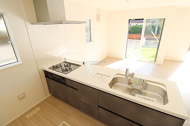 【キッチン】明るく開放感のあるリビング。対面式キッチンは、いつでもご家族を感じられる空間作りの重要ポイントになりそうです。※家具をCGで加工しています。家具付き販売ではございません。