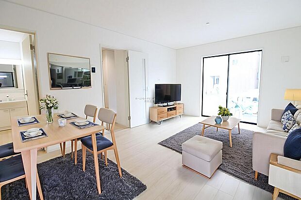 【リビング】明るく開放感のあるリビング。対面式キッチンは、いつでもご家族を感じられる空間作りの重要ポイントになりそうです。※家具をCGで加工しています。家具付き販売ではございません。