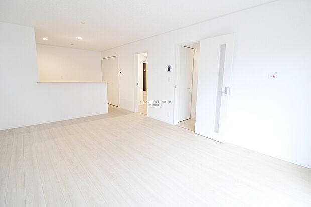 【リビング】『LDKは家族だんらんをデザイン』家族が集まり一緒の時間がすごせる工夫がされております。何気ない一日のひとコマが何者にも代えがたい宝物になることでしょう♪