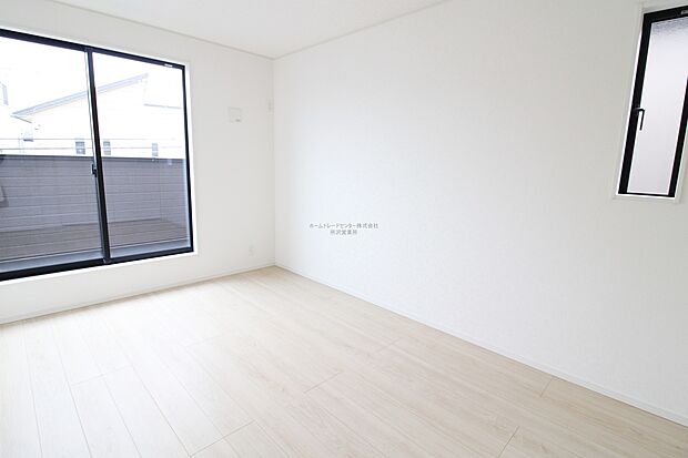 【洋室】個室としてお使いいただける洋室。大切なのは明るさと風通し、明るい日差しと心地よい風で自分のお部屋でくつろげる贅沢をご提供します。