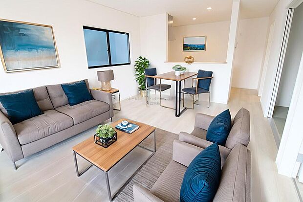 【リビング】明るく開放感のあるリビング。対面式キッチンは、いつでもご家族を感じられる空間作りの重要ポイントになりそうです。※家具をCGで加工しています。家具付き販売ではございません。