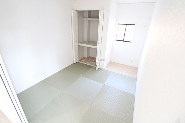 【和洋室】お子様の遊び場や、お昼寝スペースとして。和洋室を開放すると、広々とお使い頂けます。突然の来客時には、戸を閉めて視線を遮る事も可能です。