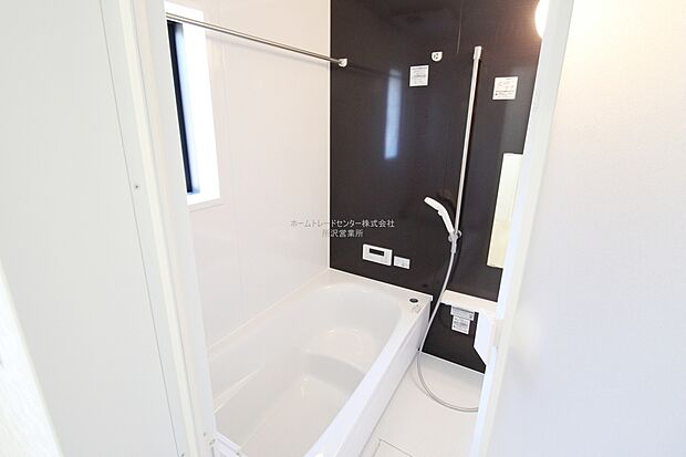 【浴室】毎日の疲れを癒す浴室は１坪タイプです。足を伸ばしてゆっくりとくつろげます。窓があるので、湿気もこもらないのも、うれしいですね♪