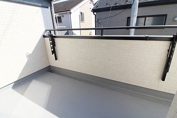 【バルコニー】子どもが小さいと洗濯物が増えがちですが、広いバルコニーでたくさんの洗濯物を干すことができます。