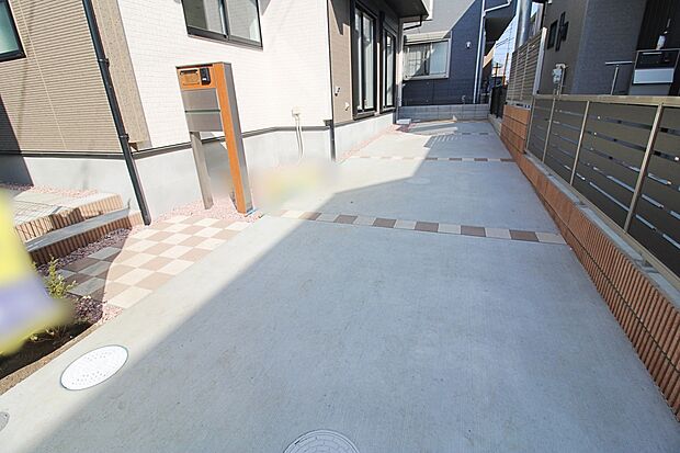 【カースペース】『４号棟』嬉しいコンクリート仕上げのカースペース。雨の日も足元を気にせず外出できます。ご家族の駐輪場としてもお使いいただけます。