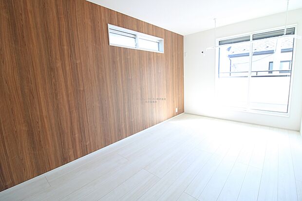 【洋室】建物全体の窓の数が多く、換気性能に優れた物件です。窓を開ければ家中を気持ちの良い風が通り抜け、いつもさわやかなお住まいとなります。