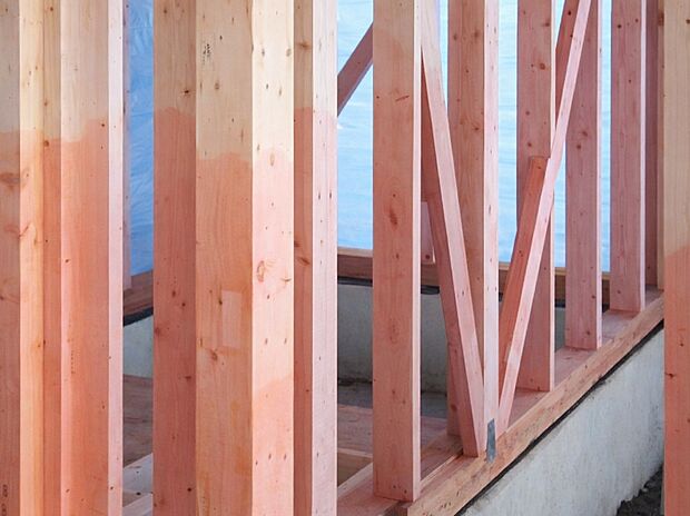 【【防蟻処理】】シロアリの侵入・被害を防ぐための処置。　予防駆除剤などを使用し、木造住宅へのシロアリ被害を防ぎます。