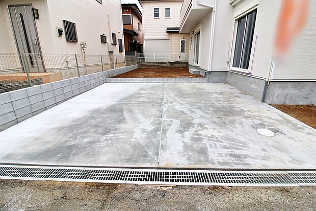 【駐車場】嬉しいコンクリート仕上げのカースペース。雨の日も足元を気にせず外出できます。ご家族の駐輪場としてもお使いいただけます。